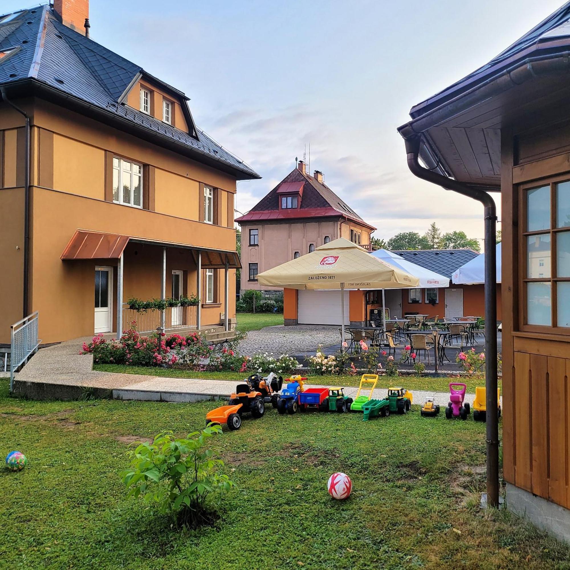 Kavárna a penzion REICHL Kraliky Exterior foto